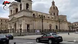 Dentro un cantiere per portare via l'attrezzatura di lavoro, nonostante la veneranda et&agrave; il ladro non si ferma