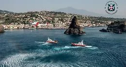 La Guardia Costiera nel mare di Aci Trezza: persone salvate e contenimento di uno sversamento in un'esercitazione 