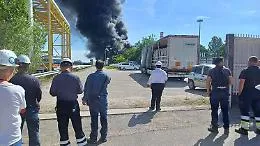 Maxi-incendio alla Versalis di Mantova, nube nera sulla citt&agrave;: evacuato lo stabilimento e stop ai treni