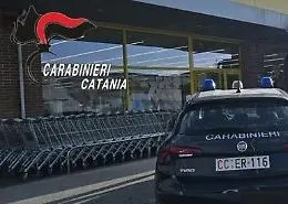 Tenta furto in piena notte in un supermercato ma i carabinieri lo sorprendono con il carrello pieno di merce 