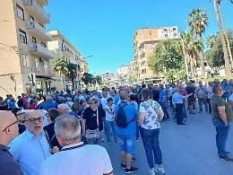 Canicatt&igrave; senz'acqua, i rubinetti restano a secco ma la protesta fallisce: in piazza solo 300 persone