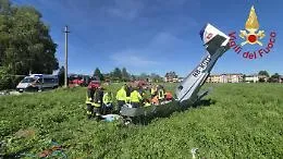 Aereo da turismo si schianta vicino ad un centro abitato nel Comasco: due feriti