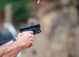 Professore minacciato in classe da uno studente con una pistola a pallini: &laquo;Dammi le sigarette o sparo&raquo;