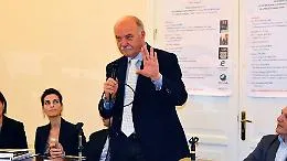 Allarme miasmi nel polo petrolchimico: il sindaco chiede lo stop agli impianti fino a chiarire le cause