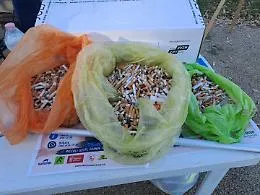 Marina di Ragusa, un mare di plastica ma anche oltre due chili di cicche di sigarette