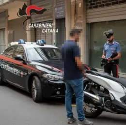 Evade in scooter nonostante i domiciliari e il braccialetto elettronico: arrestato