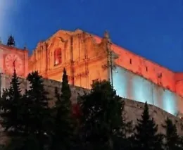 Scicli, la splendida chiesa di San Matteo si colora di rosso