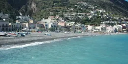 Tragedia a Lipari: turista 59enne colto da malore muore in mare davanti a Canneto