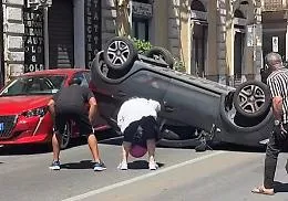 Auto tocca un cordolo e si ribalta, incidente in via Umberto a Catania:  Il video dei soccorsi