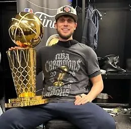 Chi &egrave; Riccardo Fois, l'italiano che ha vinto il titolo NBA con New York