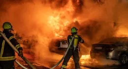 Notte di fuoco a Ribera, furgone in fiamme danneggia una casa: si segue la pista dolosa
