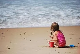 Bagno dopo mangiato, la congestione fa davvero paura? Cosa dice la scienza (e cosa no)