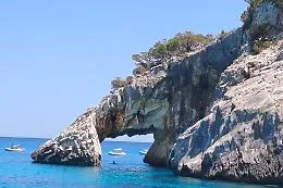 Raccogliere sabbia o conchiglie o fumare in spiaggia? Tutti i divieti dell'estate del 2026