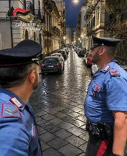 Furto di materiale per le pulizie delle scale in un condominio ma il ladro viene beccato e denunciato 