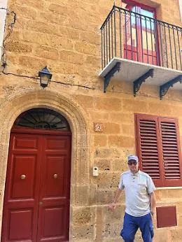 Sambuca di Sicilia, il borgo del mondo: la rivoluzione delle "case a un euro" raccontata dal postino