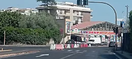 Svolta bloccata in via Passo Gravina: separatori impediscono l'accesso a via Zacco e allungano i percorsi