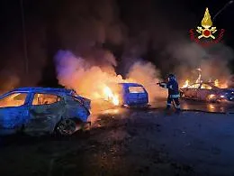 Notte di fiamme in piazza Azzurra: quattro auto distrutte 
