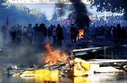Ginevra, il corteo e la faglia del G7: ventimila in piazza, lacrimogeni, idranti e il ritorno della paura alla vigilia di &Eacute;vian