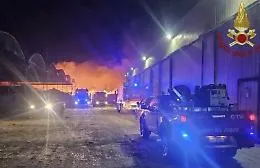 Marsala, incendio al deposito della plastica Sarco: aria sotto soglia ma prudenza obbligatoria su latte e pascolo