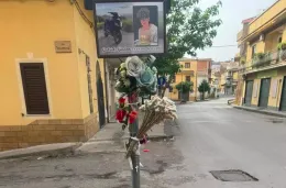 Morto a 14 anni in un incidente stradale, Comune rimuove la targa messa da famiglia