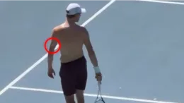 
Sinner si allena senza maglia a Montecarlo: il sensore della glicemia in bella vista

