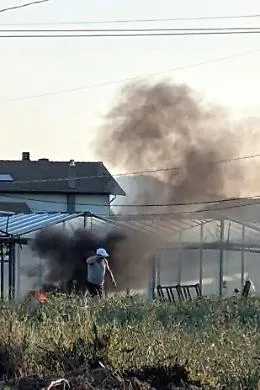 Vittoria, l'uomo che alimenta il fuoco e una colonna nera che si alza verso il cielo