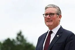 Fregata russa spara colpi d'avvertimento a uno yacht britannico, Starmer: "Avventati ma non ostili"