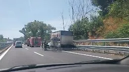 Furgone in fiamme paralizza l'A18: caos tra Acireale e San Gregorio