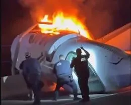 Aereo cade sull'autostrada, automobilisti salvano passeggeri dalle fiamme