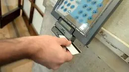 La bella vita in Reset dei "furbetti del cartellino": aperitivi, spesa e barbiere durante il lavoro