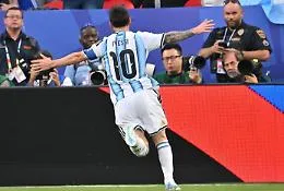 Messi infinito: tripletta all'Algeria e raggiunge Klose, lacrime e la storia riscritta in una notte 
