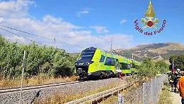 Caltanissetta, scontro tra un treno e un tir a Imera: evacuati 27 passeggeri, grave una turista 