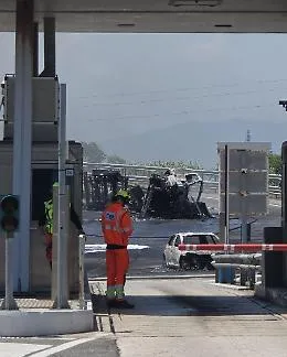 Camion in fiamme,  paura al casello autostradale di Riccione