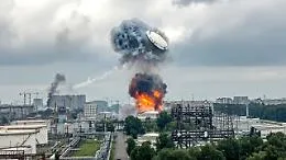 Il tappo della raffineria che salta: l'immagine simbolo della guerra arrivata nel cuore della Mosca di Putin 