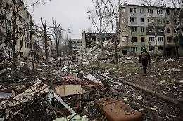 Massiccio attacco di Kiev su Mosca, colpita un'altra raffineria 
