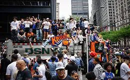 Marea umana a Manhattan: due milioni in strada per il sogno dei Knicks 