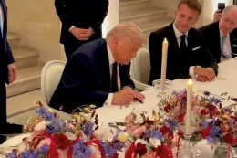 Iran, Trump firma l'accordo a Versailles, Teheran conferma