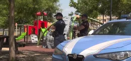 Incubo per due bimbi al parco giochi: un nigeriano ha tentato di strangolarli