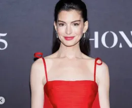 Anne Hathaway svela il pancione sui social: terzo figlio in arrivo