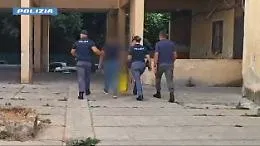 Blitz della polizia allo Zen 2 con ruspe ed esercito, arrestato un incensurato. Trovati hashish e una pistola clandestina