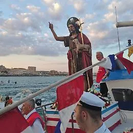 Pozzallo, processione a mare in onore di San Giovanni con la presenza di numerosi fedeli