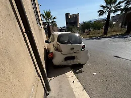 Vittoria, auto fuori controllo in via Milano: tranciata una tubazione del gas