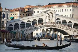 A Venezia il ticket d'ingresso potrebbe toccare 50 euro: disincentivo al turismo "mordi e fuggi" o privilegio per pochi?