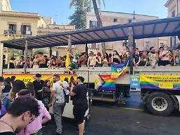 Pride, la sfilata per le strade del centro: ecco le immagini