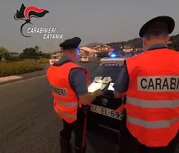 Multata per il cellulare alla guida, esplode la rabbia: donna aggredisce i carabinieri a Randazzo