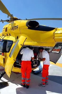 Infarto in spiaggia per un 54enne: in tanti si sono mobilitati per salvarlo ma non c'&egrave; stato nulla da fare
