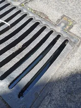 Via Crociferi, tombino otturato e pieno d'acqua: "Le zanzare ringraziano, ma con le piogge sar&agrave; un problema serio"