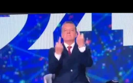 Il dito medio in diretta ma non sa di essere in onda: bufera a RaiNews24