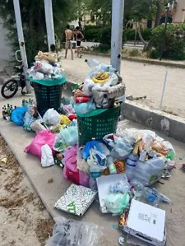 I rifiuti sulla spiaggia di Mondello, Italo Belga: &laquo;Raccogliamo fino a 250 sacchi al giorno, servono sanzioni e senso civico&raquo;