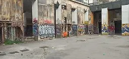 Piazzale Ungheria, parcheggio s&igrave; ma per i rifiuti: la denuncia dei residenti tra degrado, insicurezza e parcheggiatori abusivi